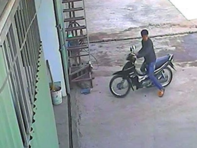 Bắt tên trộm xe máy, rút súng bắn người Bắt tên trộm xe máy, rút súng bắn người
