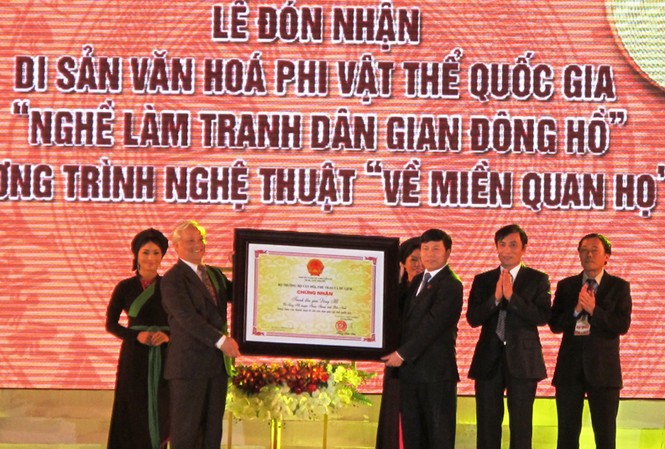 Trao bằng di sản văn hóa phi vật thể cấp quốc gia cho tranh dân gian Đông Hồ Trao bằng di sản văn hóa phi vật thể cấp quốc gia cho tranh dân gian Đông Hồ