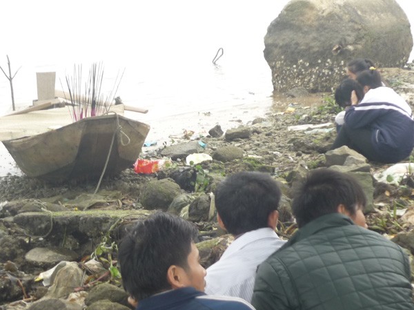 Nữ sinh nhảy cầu vì làm mất ghế của lớp Nữ sinh nhảy cầu vì làm mất ghế của lớp