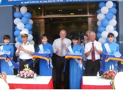 Cty quốc phòng Nga mở văn phòng tại Nha Trang Chuẩn Đô đốc Nguyễn Văn Kiệm, ông Konstantin Silov, ông Nguyễn Chiến Thắng cắt băng khai trương văn phòng Cty Avrora