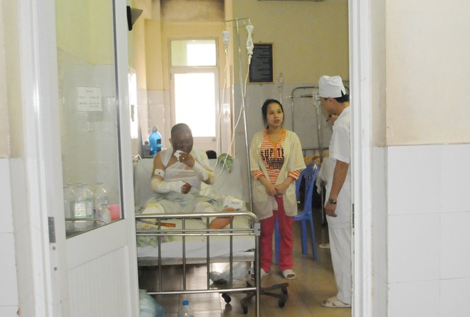 Vụ nổ lò ở Thái Bình:Thêm nạn nhân tử vong Bệnh nhân Đặng Văn Tiệp - một trong năm bệnh nhân đang điều trị tại Khoa bỏng người lớn. Ảnh: Tuấn Nguyễn
