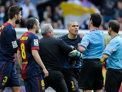 Lăng mạ trọng tài, Victor Valdes bị treo giò 4 trận Lăng mạ trọng tài, Victor Valdes bị treo giò 4 trận