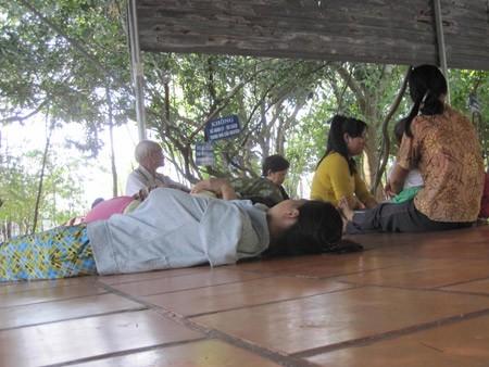 15 người chết, vẫn u mê đổ về chữa bệnh tại ‘khu vườn kỳ lạ’ 15 người chết, vẫn u mê đổ về chữa bệnh tại ‘khu vườn kỳ lạ’