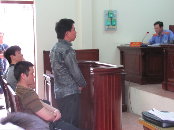 Ba công an bị tố trấn tiền gái mại dâm phản cung Ba công an bị tố trấn tiền gái mại dâm phản cung