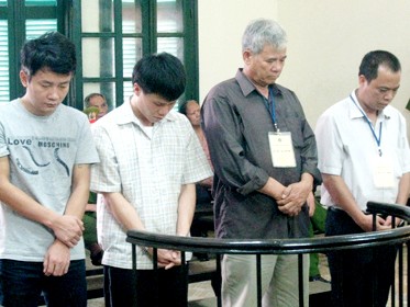 Nữ quái Hải Phòng bắt cóc người giữa sân tòa án Các bị cáo tại phiên tòa