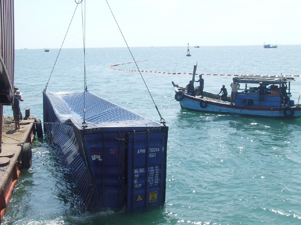 Trục vớt được 17 container từ tàu Trường Hải Star chìm Các container trục vớt móp mép cùng ôtô bên trong
