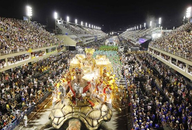 Tưng bừng lễ hội Carnival lớn nhất hành tinh Toàn cảnh quảng trường Sambadrome ở Rio de Janeiro trong đêm diễu hành chính 19-2