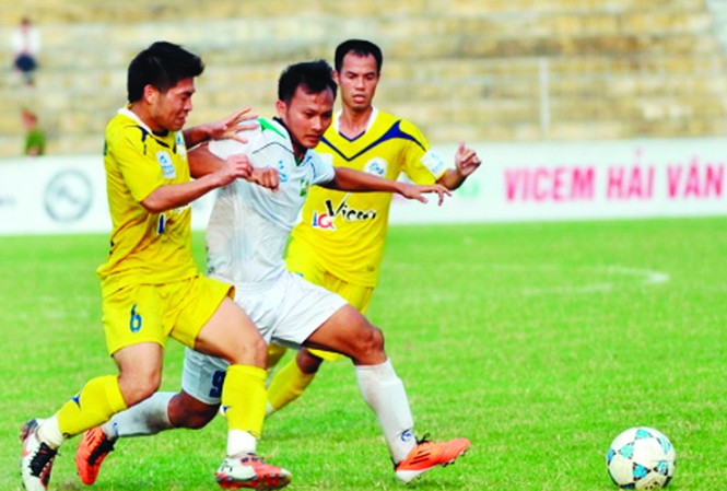 V.Hải Phòng hòa tiếc nuối với SLNA Pha tranh bóng quyết liệt giữa SLNA (áo trắng) với V.Hải Phòng
