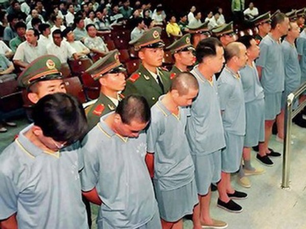 Những mánh chuyển tiền ra nước ngoài của quan tham Trung Quốc Các quan tham Trung Quốc trong một phiên toà xử tham nhũng tại tỉnh Phúc Kiến