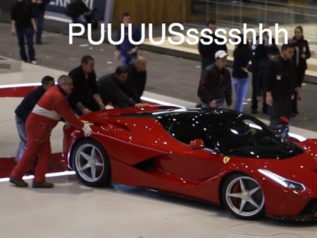 Nhân viên hò nhau đẩy siêu phẩm LaFerrari Nhân viên hò nhau đẩy siêu phẩm LaFerrari