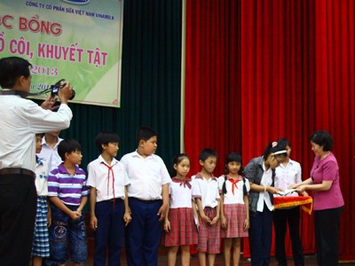 Vinamilk trao học bổng cho học sinh nghèo, mồ côi, khuyệt tật tại Bến Tre Vinamilk trao học bổng cho học sinh nghèo, mồ côi, khuyệt tật tại Bến Tre