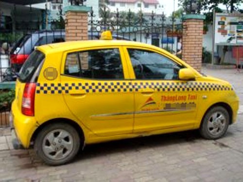 Cướp xe taxi, đâm vào cột điện Cướp xe taxi, đâm vào cột điện