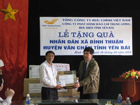 Công ty phát hành báo chí TƯ tặng quà xã vùng cao Công ty phát hành báo chí TƯ tặng quà xã vùng cao