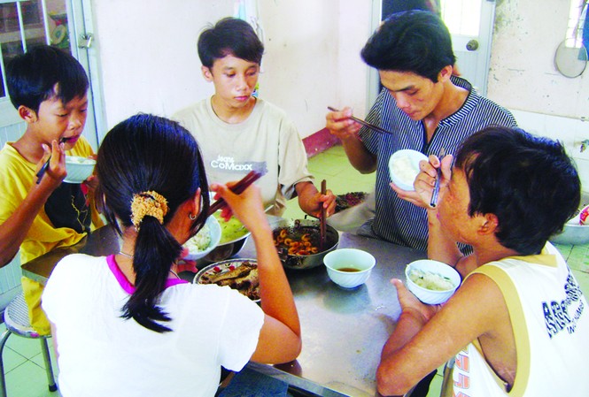 Gia đình qua tranh của Nguyễn Hào Anh Gia đình qua tranh của Nguyễn Hào Anh