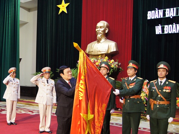 Đón nhận danh hiệu Anh hùng Đón nhận danh hiệu Anh hùng