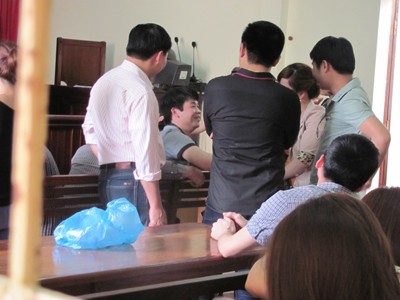 Dư luận bức xúc vụ cựu cảnh sát trấn gái mại dâm Dư luận bức xúc vụ cựu cảnh sát trấn gái mại dâm