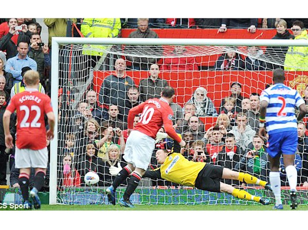 Manchester United hưởng lợi từ trọng tài Rooney ghi bàn từ chấm 11m nhờ sai lầm của trọng tài Ảnh: Getty Images