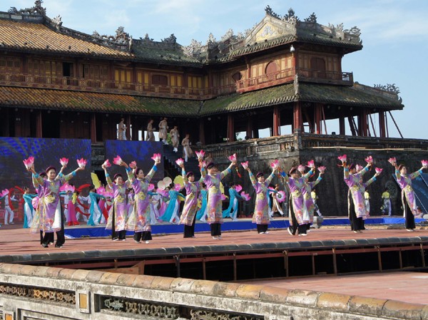 Âm vang một miền di sản Thanh Tùng
Múa hoa đăng mừng đại nhạc hội Năm Du lịch Quốc gia và Festival Ảnh: Thanh Tùng