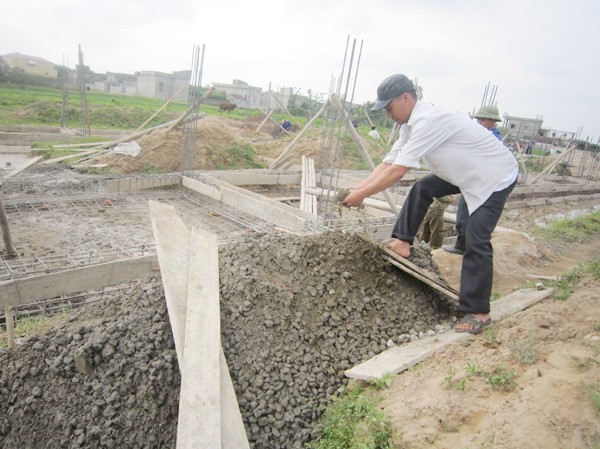Dùng cát đen trộn bê tông xây trường Cát đen trộn bê tông chất lượng không đảm bảo