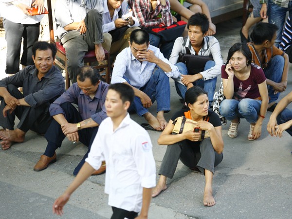 Vẫn còn nhiều băn khoăn Mỗi mùa thi, cả sĩ tử và phụ huynh đều mệt mỏi, vất vả. Ảnh: Hồng Vĩnh
