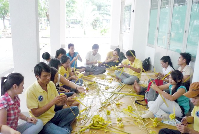Quỹ hoạt động Đoàn từ... lá dừa Bạn trẻ xếp lá dừa gây quỹ