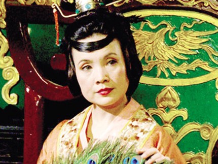 Lan Hương về đền Đô 'xin' khi sắm vai Hoàng hậu Lan Hương về đền Đô 'xin' khi sắm vai Hoàng hậu