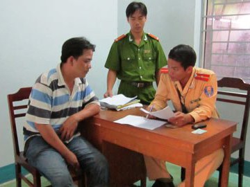 Giật súng, tấn công cảnh sát giao thông Giật súng, tấn công cảnh sát giao thông