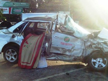 Taxi đâm xe tải đông lạnh, năm người thương vong Taxi đâm xe tải đông lạnh, năm người thương vong