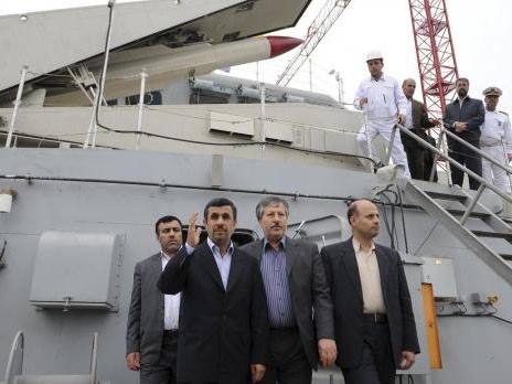Iran ra mắt tàu khu trục tự chế Tổng thống Iran Mahmoud Ahmadinejad cũng có mặt trong lễ hạ thủy con tàu Jamaran-2