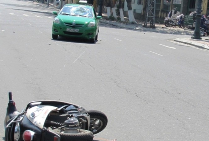 Taxi hất văng hai học sinh lên mui xe Taxi hất văng hai học sinh lên mui xe