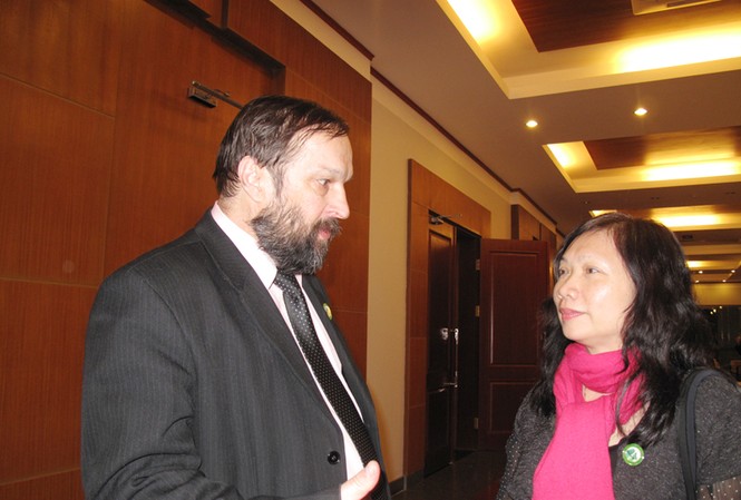 “Toàn cầu hóa đối lập với thơ” Nhà thơ Nicolai Pereyaslov và dịch giả Nguyễn Thị Kim Hiền. Ảnh: T.Toan