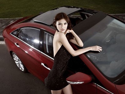 Mỹ nhân khoe sắc bên Hyundai Sonata Mỹ nhân khoe sắc bên Hyundai Sonata