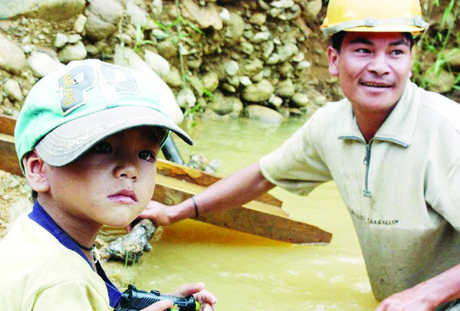 Vàng và máu Hồ Văn Phin, con của anh Hồ Văn Phín liệu có trở thành công dân tương lai của bãi vàng