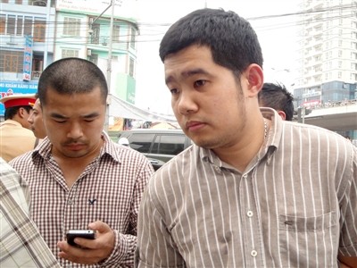 Khởi tố nhân viên Bộ Ngoại giao tông xe vào CSGT Vũ Lê Hoàng (phải) sẽ bị xử lý nghiêm khắc theo quy định của pháp luật