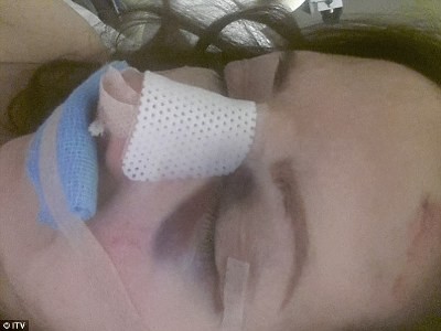 Ngôi sao truyền hình Anh ngã dập mặt vì giày cao gót Ngôi sao truyền hình Anh ngã dập mặt vì giày cao gót