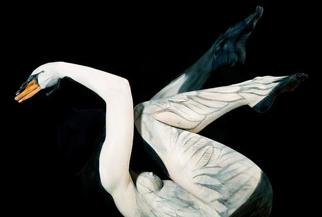 Body painting kết hợp với uốn dẻo Body painting kết hợp với uốn dẻo