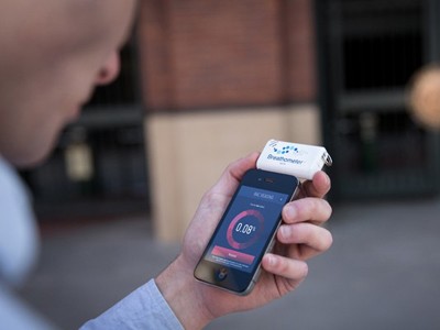 Breathometer – đo nồng độ cồn trong máu bằng điện thoại Breathometer – đo nồng độ cồn trong máu bằng điện thoại
