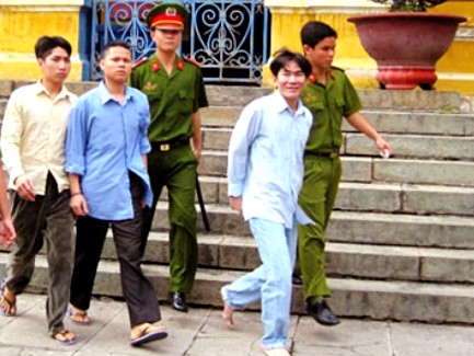 Một nụ hôn, hai mạng người Một nụ hôn, hai mạng người