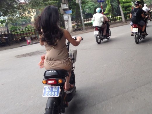 Hà Nội : Thiếu nữ đi xe biển xanh tứ quý 8 Hà Nội : Thiếu nữ đi xe biển xanh tứ quý 8