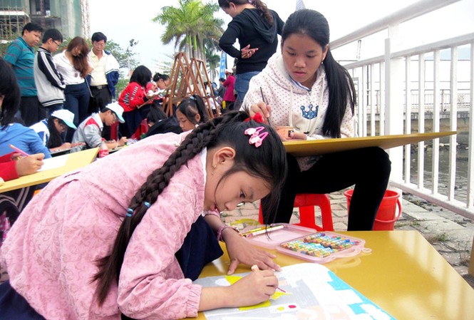 Đồng loạt ra quân tháng thanh niên Học sinh Đà Nẵng thi vẽ tranh về an toàn giao thông. Ảnh: H. Văn