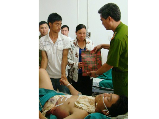 Hai cán bộ công an bị bắn trọng thương Hai cán bộ công an bị bắn trọng thương
