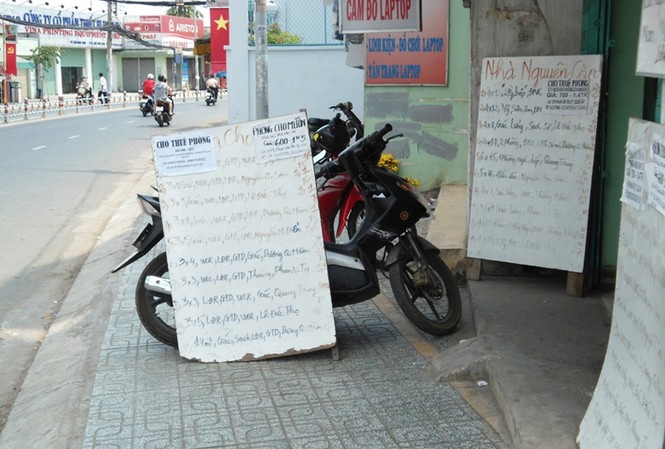 Mất tiền oan thuê phòng trọ qua môi giới Trước cửa trung tâm trên đường Phan Văn Trị chỉ có mấy tấm biển cũ Ảnh: G.H