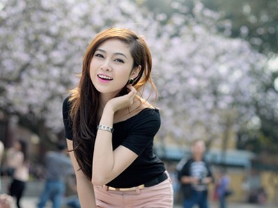 Thiếu nữ Hà thành mơ màng trong sắc tím hoa ban Thiếu nữ Hà thành mơ màng trong sắc tím hoa ban