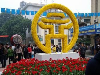 Cổng chào mừng Đại lễ chỉ làm bằng hoa, panô Cổng chào mừng Đại lễ chỉ làm bằng hoa, panô