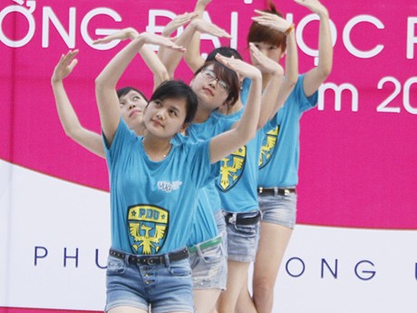 Ngộ nghĩnh điệu nhảy flashmob kiểu 'con gà' của SV Ngộ nghĩnh điệu nhảy flashmob kiểu 'con gà' của SV