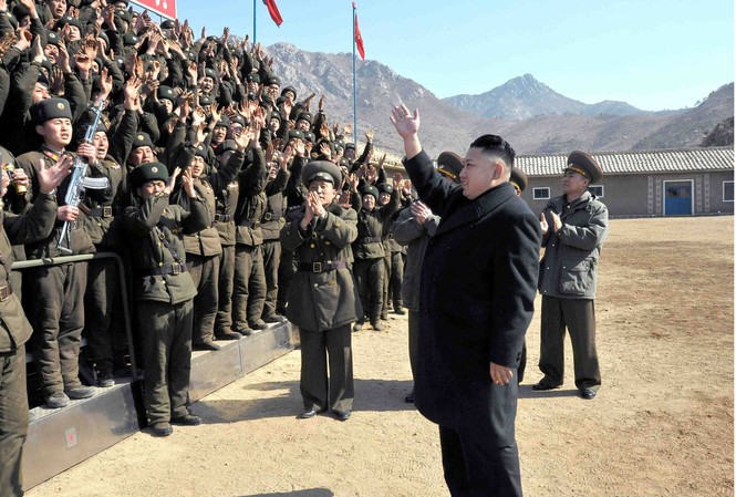 Triều Tiên tập trận tấn công Hàn Quốc Lãnh đạo Kim Jong Un thị sát một đơn vị quân đội hôm 11/3/2013