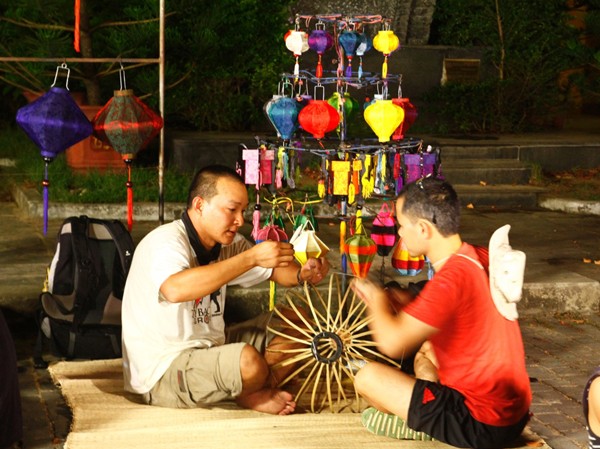 'Cuộc đua kỳ thú' khuyến khích 'chơi xấu' Thí sinh thử sức làm đèn lồng ở Hội An
