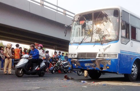 Tai nạn ôtô, 100 học sinh thoát chết Tai nạn ôtô, 100 học sinh thoát chết