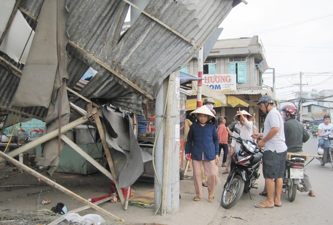 Gió xoáy thổi sập quán ăn, người dân hoảng loạn Gió xoáy thổi sập quán ăn, người dân hoảng loạn