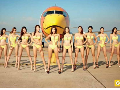 Tiếp viên khêu gợi... bán vé máy bay đắt hàng hơn? Tiếp viên khêu gợi... bán vé máy bay đắt hàng hơn?